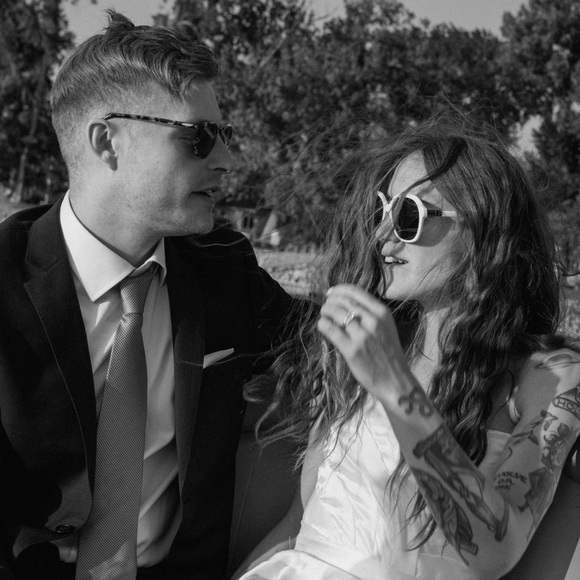 Welcome to our closet✨ - Picture 4 of 10